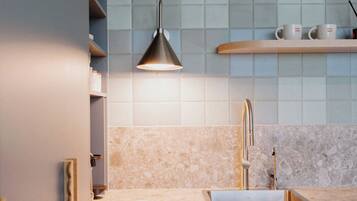 Studio, 1 kingsize bed, kitchenette, uitzicht op heuvels | Privékeuken | Een koelkast/vriezer, een magnetron, een oven, een kookplaat