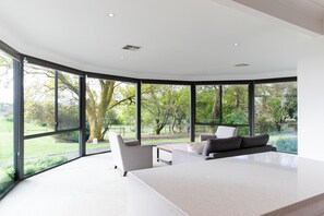 Ferienhaus, 6 Schlafzimmer, Nichtraucher, Hügelblick | Wohnbereich