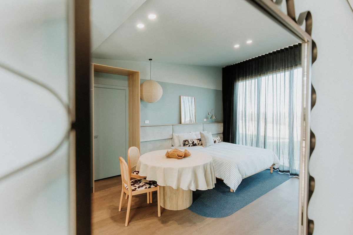 Studio, 1 King Bed, Kitchenette - Blues | WiFi (free)
