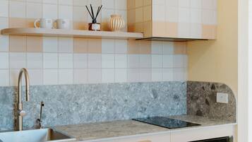 Studio, 1 King Bed, Kitchenette - Honey | Private kitchen | Full-size fridge, microwave, oven, stovetop