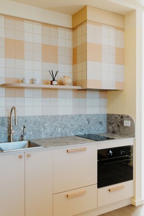 Studio, 1 King Bed, Kitchenette - Honey | Private kitchen