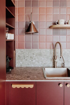 Deluxe Suite, Hill View, Two Bed - Plum | Free WiFi - Hahndorf Farm Barn (Hahndorf)