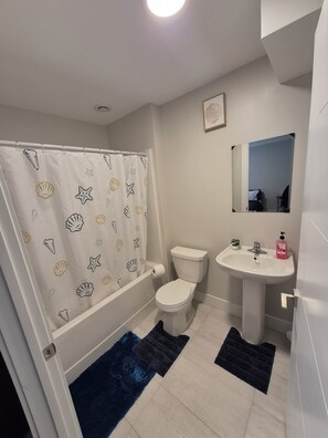 Hair dryer, towels, soap, toilet paper - Your hassle-free stay starts here (Halifax)