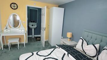 3 Schlafzimmer, Schreibtisch, Bügeleisen/Bügelbrett, kostenloses WLAN