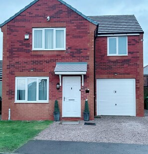 Exterior - Ellas Stays
3 Bedroom Detached house in Farnworth Bolton, Greater Manchester. (Farnworth)