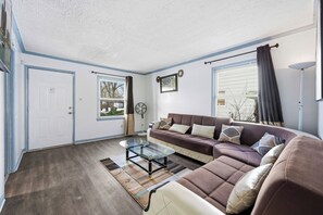 Living area - A charming two-bedroom residence featuring AC in the dynamic city of Detroit. (Detroit)