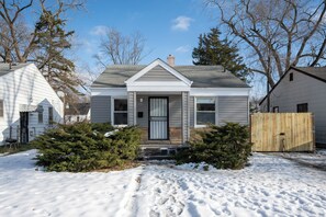 Exterior - A charming two-bedroom residence featuring AC in the dynamic city of Detroit. (Detroit)
