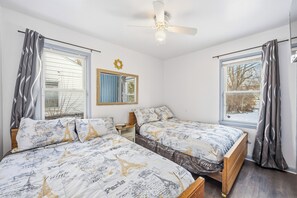 Iron/ironing board, WiFi, bed sheets - A charming two-bedroom residence featuring AC in the dynamic city of Detroit. (Detroit)