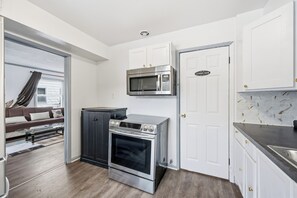 Private kitchen - A charming two-bedroom residence featuring AC in the dynamic city of Detroit. (Detroit)