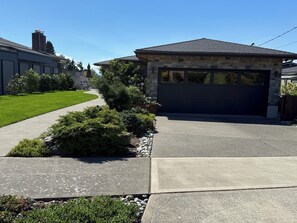 Property grounds - Alki Beach Luxury Retreat Olympic Views (Seattle)