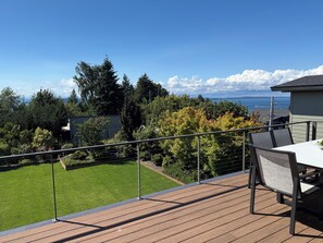 Outdoor dining - Alki Beach Luxury Retreat Olympic Views (Seattle)