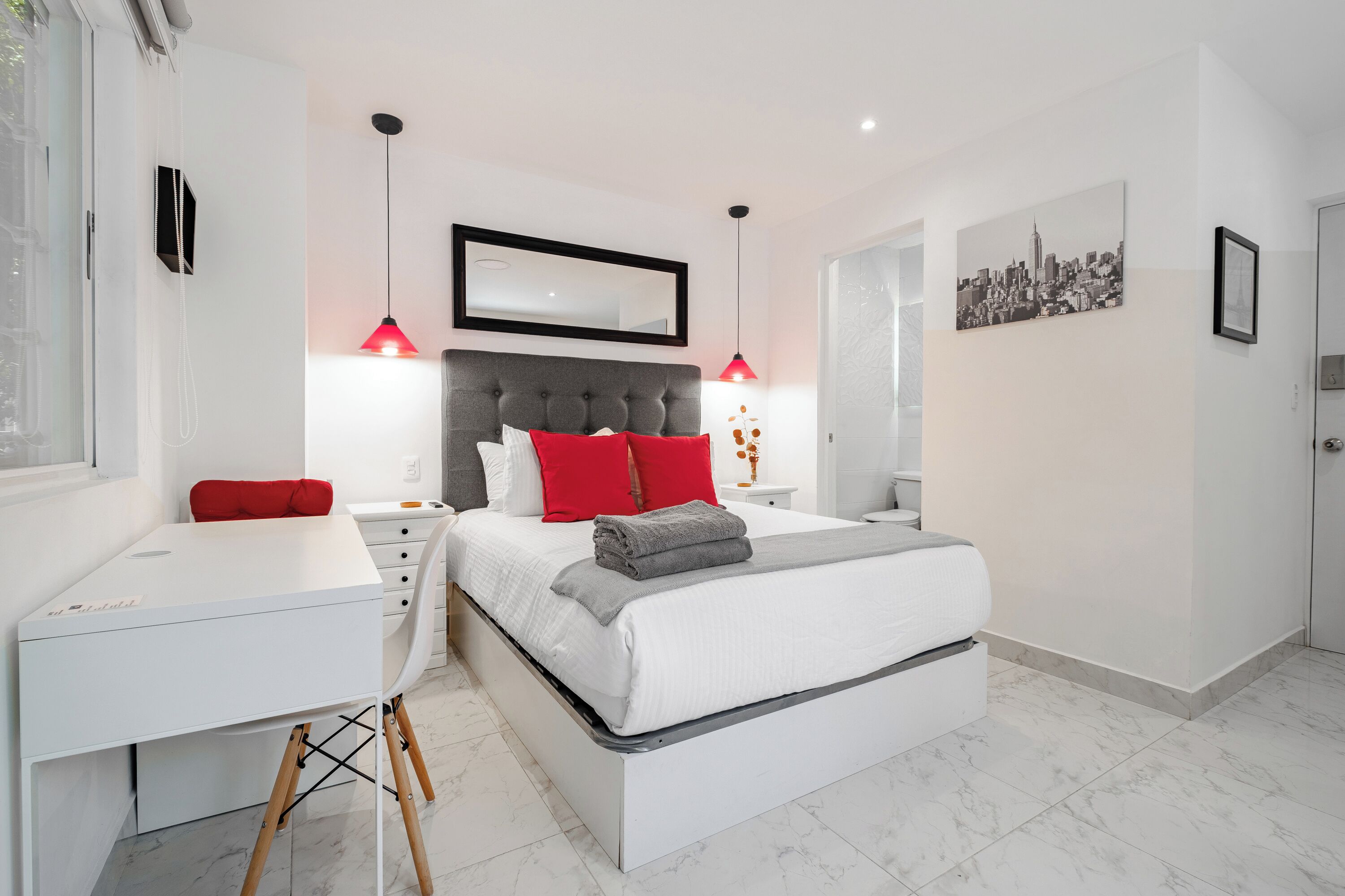 高级房 | 客房内保险箱、遮光窗帘、熨斗/熨板、免费 WiFi