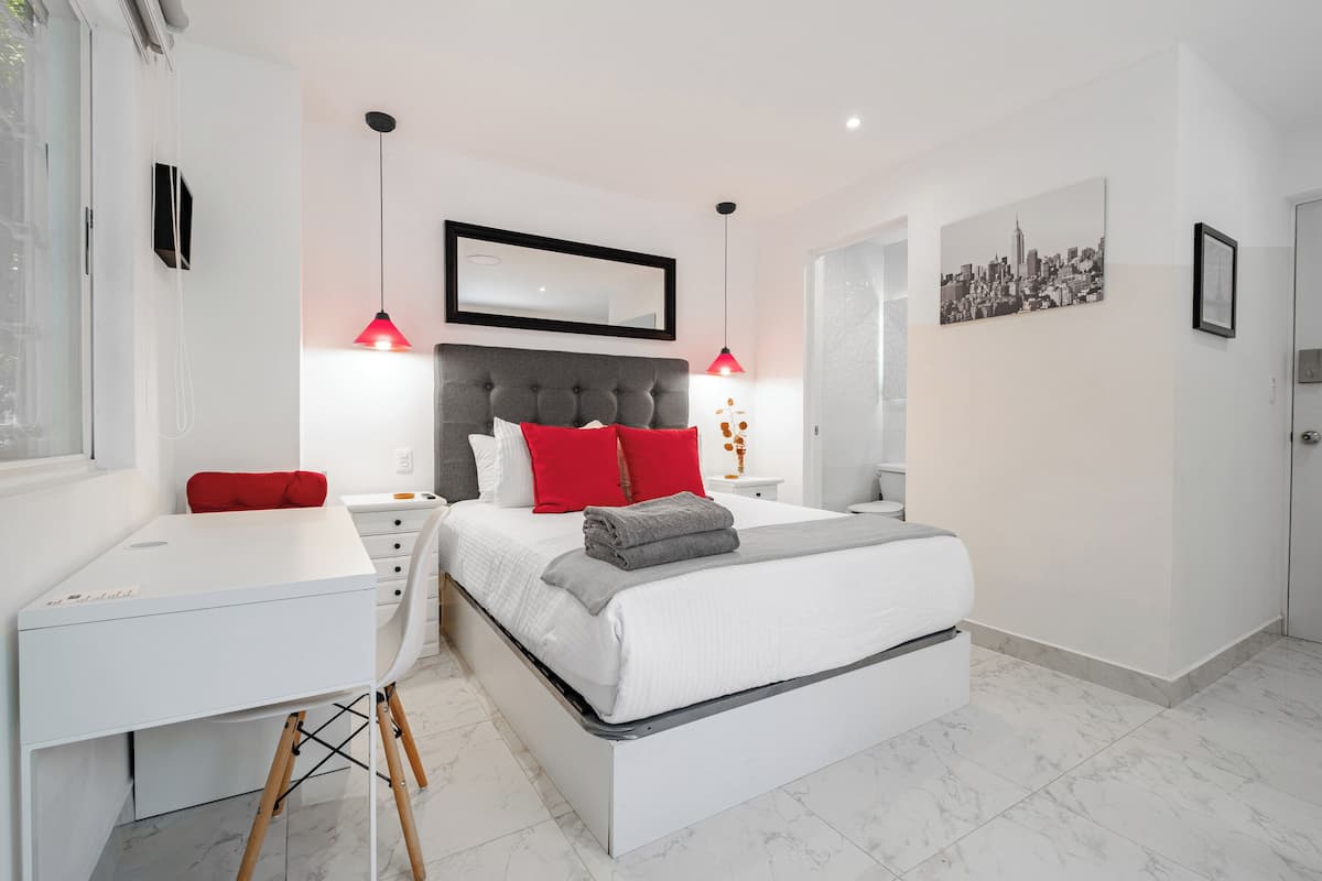 Rom – superior | Safe på rommet, blendingsgardiner og strykejern/-brett