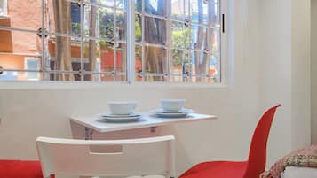 Rom – junior | Safe på rommet, blendingsgardiner og strykejern/-brett