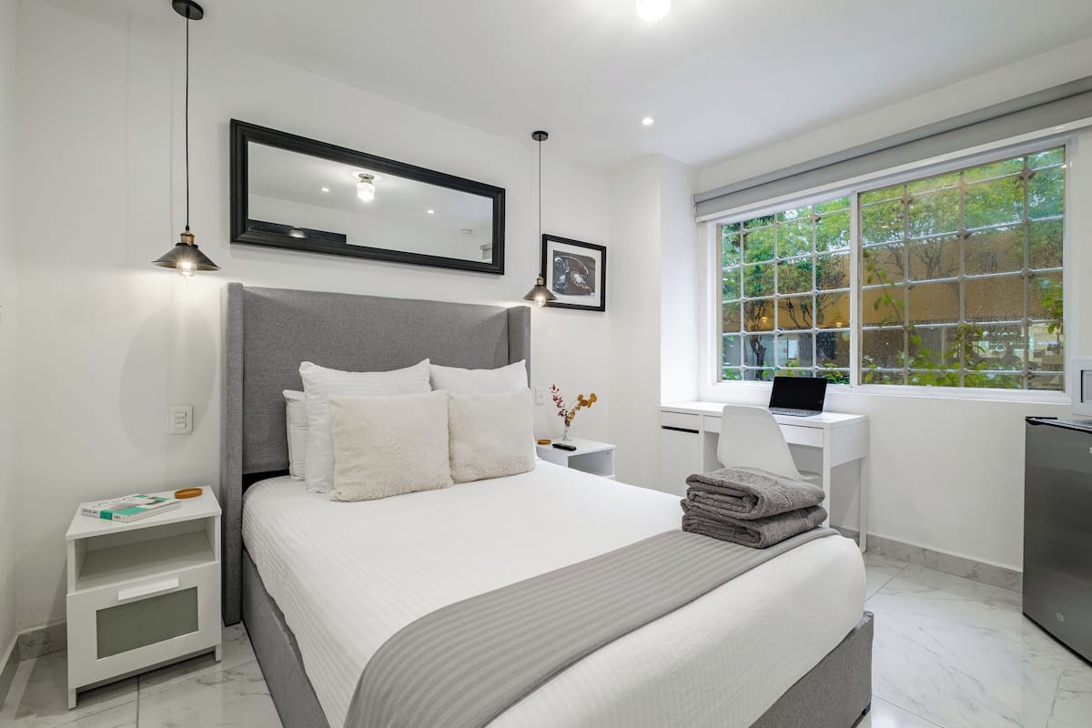 Comfort Studio | In-room safe, blackout drapes, soundproofing, iron/ironing board