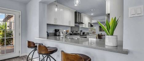 Réfrigérateur, four à micro-ondes, un four, surface de cuisson