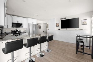 Jääkaappi, mikroaaltouuni, uuni, liesi