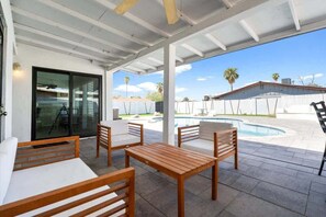 Terrace/patio - Exclusive 3BR: Pool, hot tub, BBQ grill (Mesa)