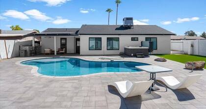 Pool hot tub and easy access to golf dining