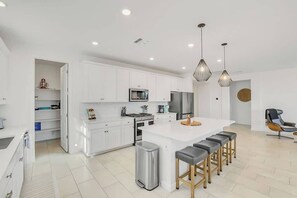 Fridge, microwave, oven, stovetop - Luxury Desert Oasis with Private Pool and Spa (Surprise)