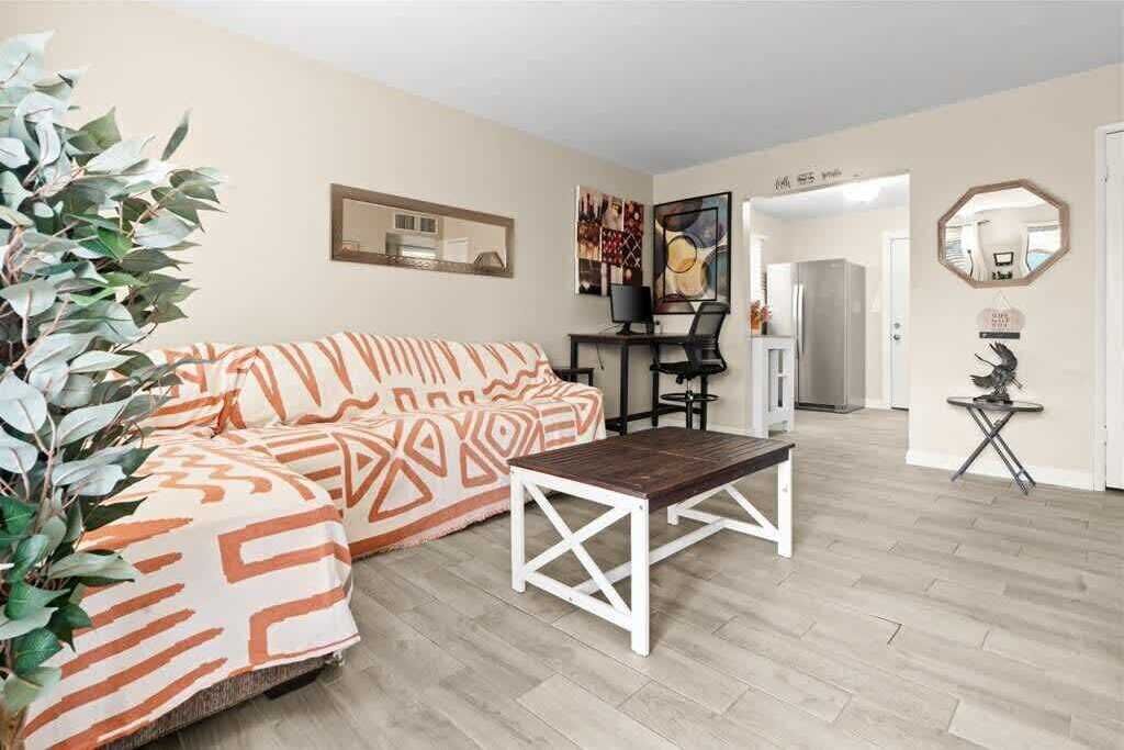 Televisión y oficina 