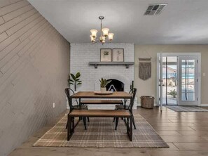 Dining - Exclusive retreat- Heated pool & BBQ grill (Peoria)