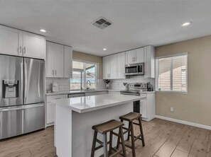 Fridge, microwave, oven, stovetop - Exclusive retreat: Heated pool & BBQ grill (Peoria)