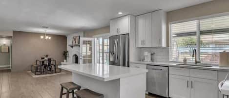 Refrigerador, microondas, horno y parrilla de estufa