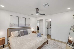 3 bedrooms, iron/ironing board, travel cot, WiFi - 3BR Home: Secret Room & Private Pool (Tempe)