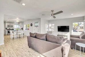 TV, fireplace, offices - Historic Coronado retreat with outdoor fire pit (Phoenix)