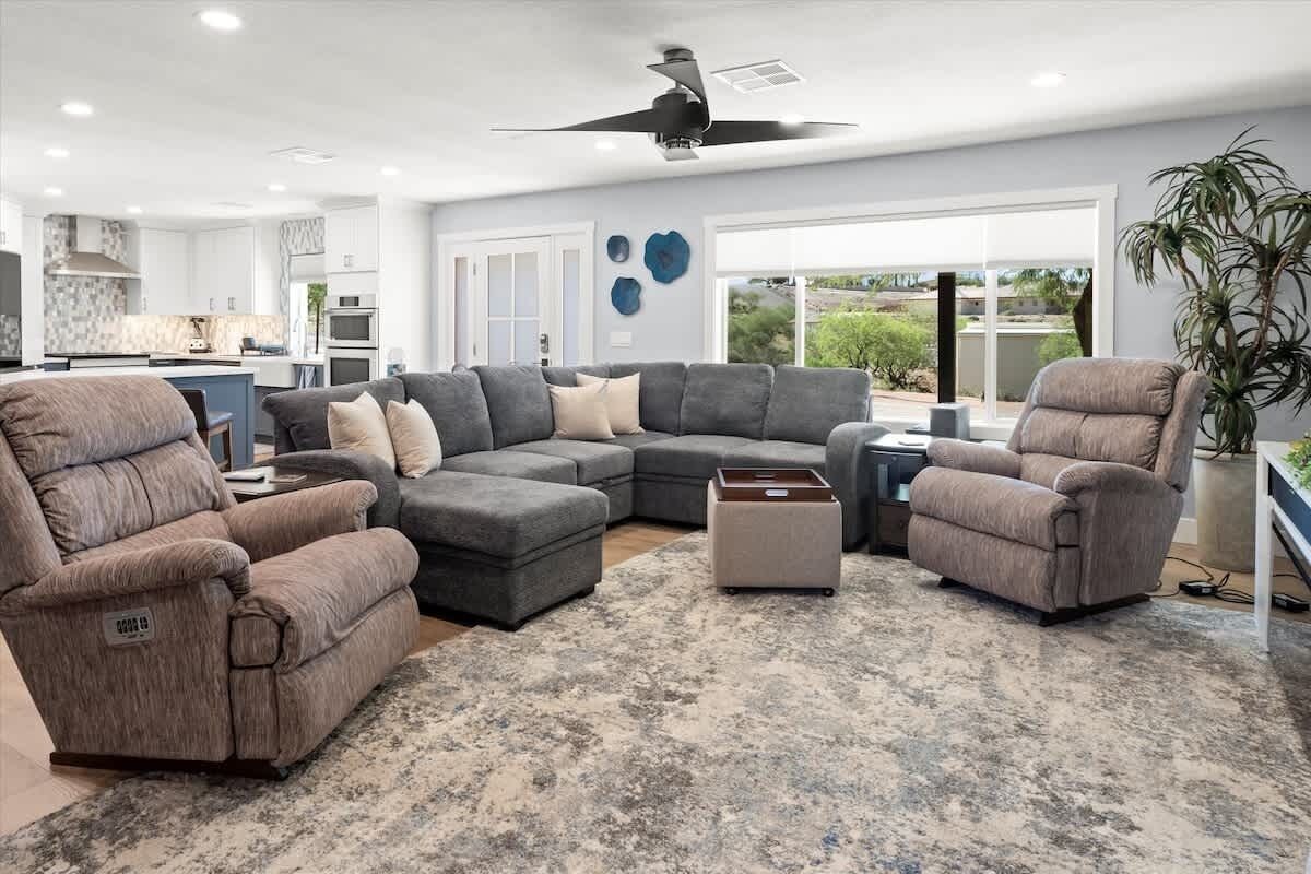 TV, peis, videospill og kontorer