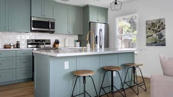 KĂŒhlschrank, Mikrowelle, Ofen, Herdplatte