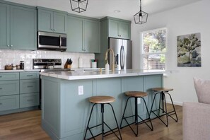 Frigorífico, microondas, horno y placa de cocina