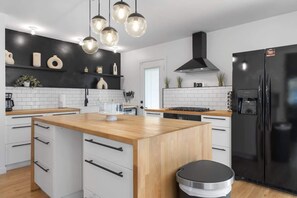 Wasserkocher mit Kaffee-/Teezubehör, Kühlschrank, Mikrowelle, Ofen