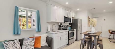 ثلاجة، ميكروويف، فرن، موقد طهي مسطح