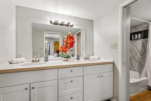 Shower, hair dryer, towels - 5BR Flagstaff retreat with private hot tub (Flagstaff)