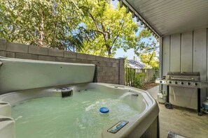 Outdoor spa tub - 5BR Flagstaff retreat with private hot tub (Flagstaff)