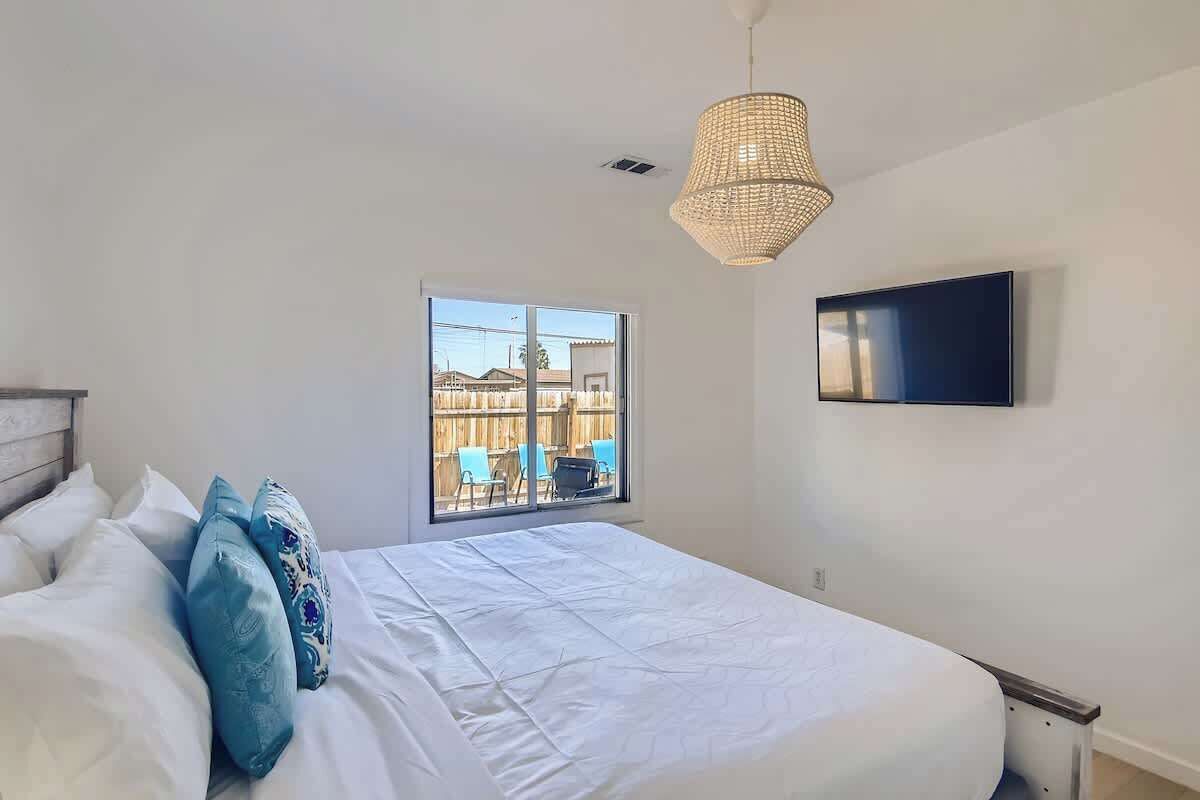 2 bedrooms, desk, travel cot, WiFi