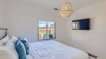 2 bedrooms, desk, travel cot, WiFi