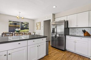 Kjøleskap, mikrobølgeovn, ovn og kokeplater