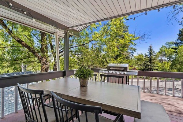 Outdoor dining - Spa, BBQ & Fire Pit | Minutes to Downtown (Flagstaff)
