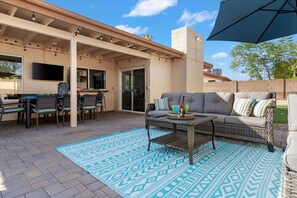 Outdoor dining - Exclusive retreat: Pool, fire pit, sleeps 16 (Phoenix)