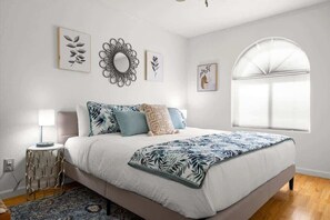 4 bedrooms, iron/ironing board, travel cot, WiFi - Exclusive retreat: Pool, fire pit, sleeps 16 (Phoenix)