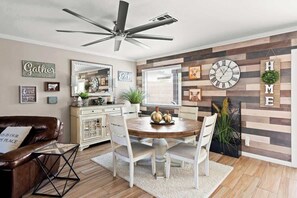 Dining - Exclusive 4BR retreat: pool & spa (Gold Canyon)