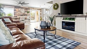 Living area - Exclusive 4BR retreat: pool & spa (Gold Canyon)