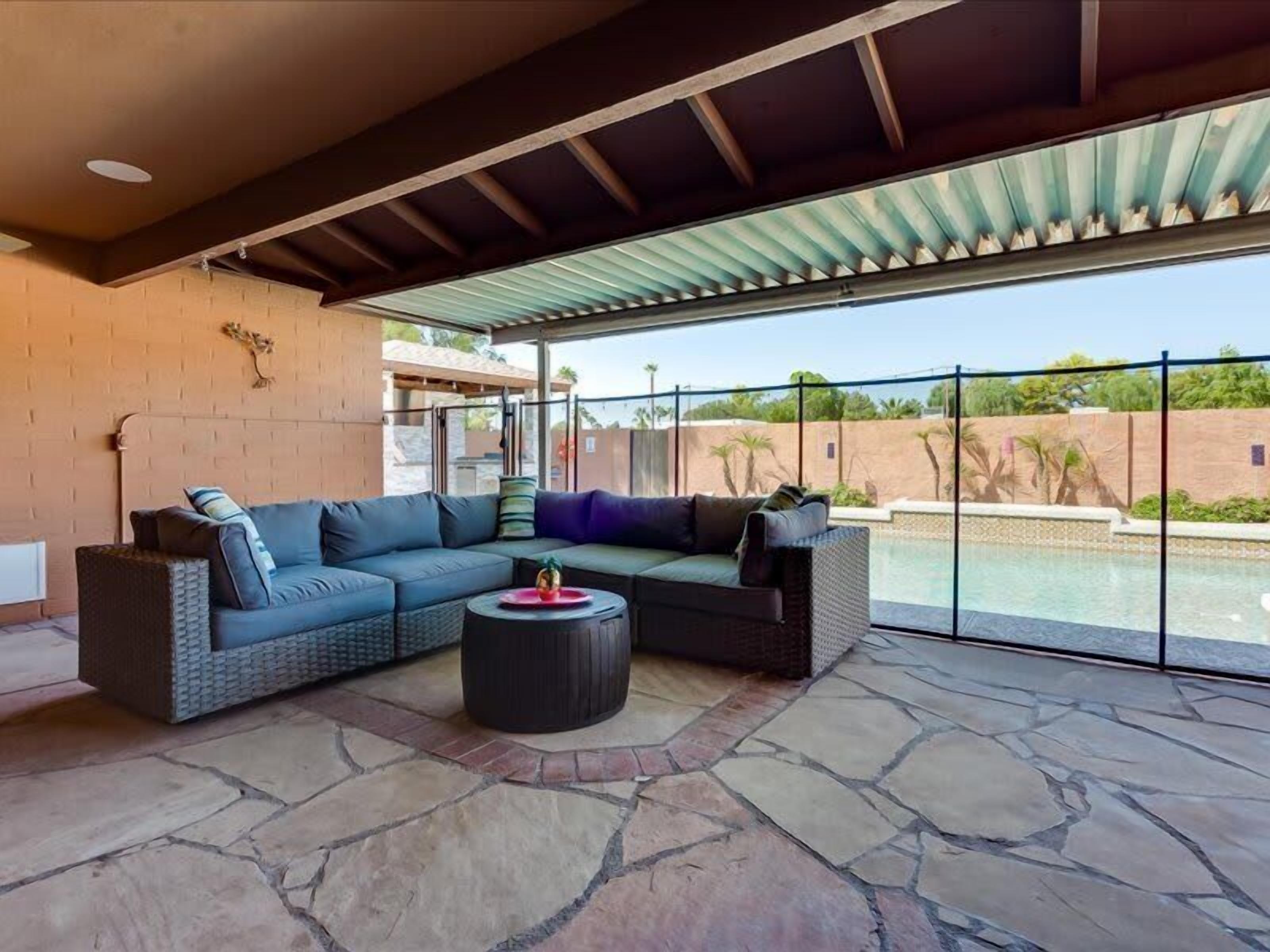 Télévision, cheminée, jeux vidéo, espaces bureaux