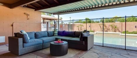 Télévision, cheminée, jeux vidéo, espaces bureaux