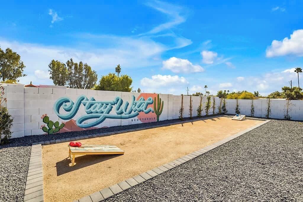 L’entrée d’un hôtel, avec une grande enseigne indiquant « Stargate Scottsdale », et un espace sablonneux agrémenté d’un fauteuil de relaxation.