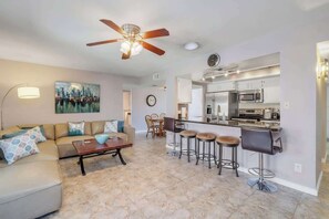 TV, fireplace, video games, offices - Exclusive Tempe home: pool, BBQ, sleeps 8 (Tempe)
