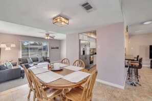 Dining - Exclusive Tempe home: pool, BBQ, sleeps 8 (Tempe)